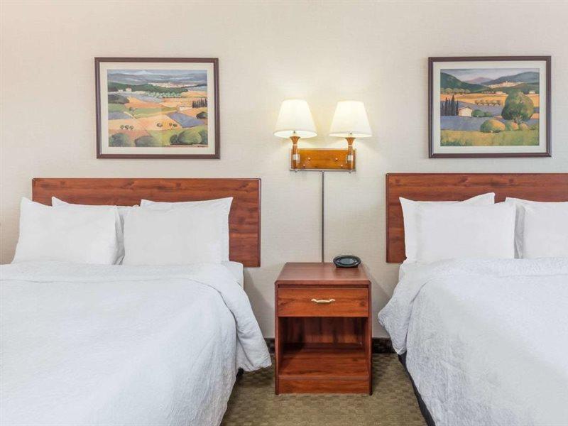 ฮาวเวิร์ด จอห์นสัน บาย วินด์แฮม ยิลเลตต์ Hotel ภายนอก รูปภาพ