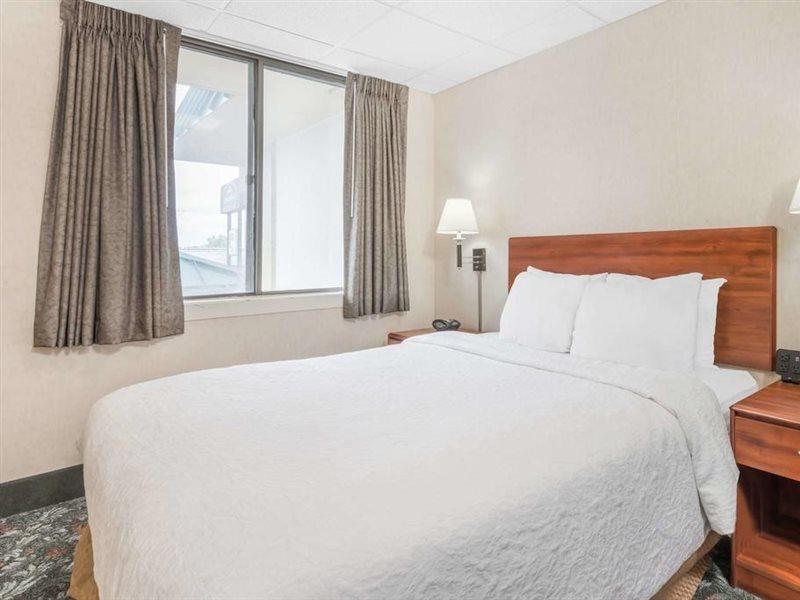ฮาวเวิร์ด จอห์นสัน บาย วินด์แฮม ยิลเลตต์ Hotel ภายนอก รูปภาพ