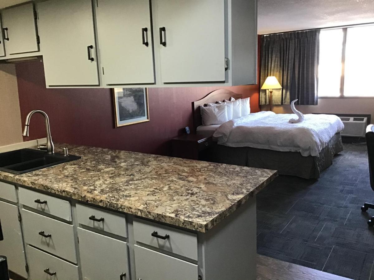 ฮาวเวิร์ด จอห์นสัน บาย วินด์แฮม ยิลเลตต์ Hotel ภายนอก รูปภาพ