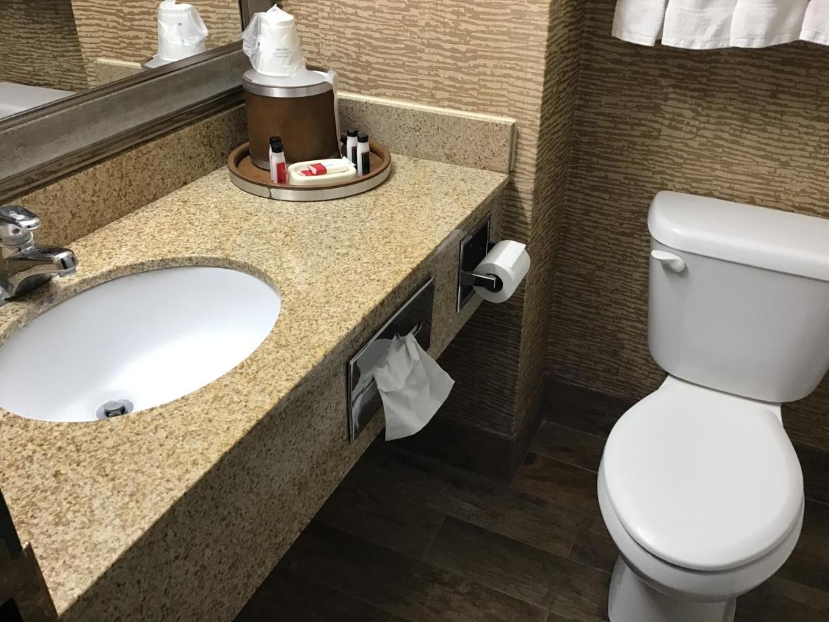 ฮาวเวิร์ด จอห์นสัน บาย วินด์แฮม ยิลเลตต์ Hotel ภายนอก รูปภาพ