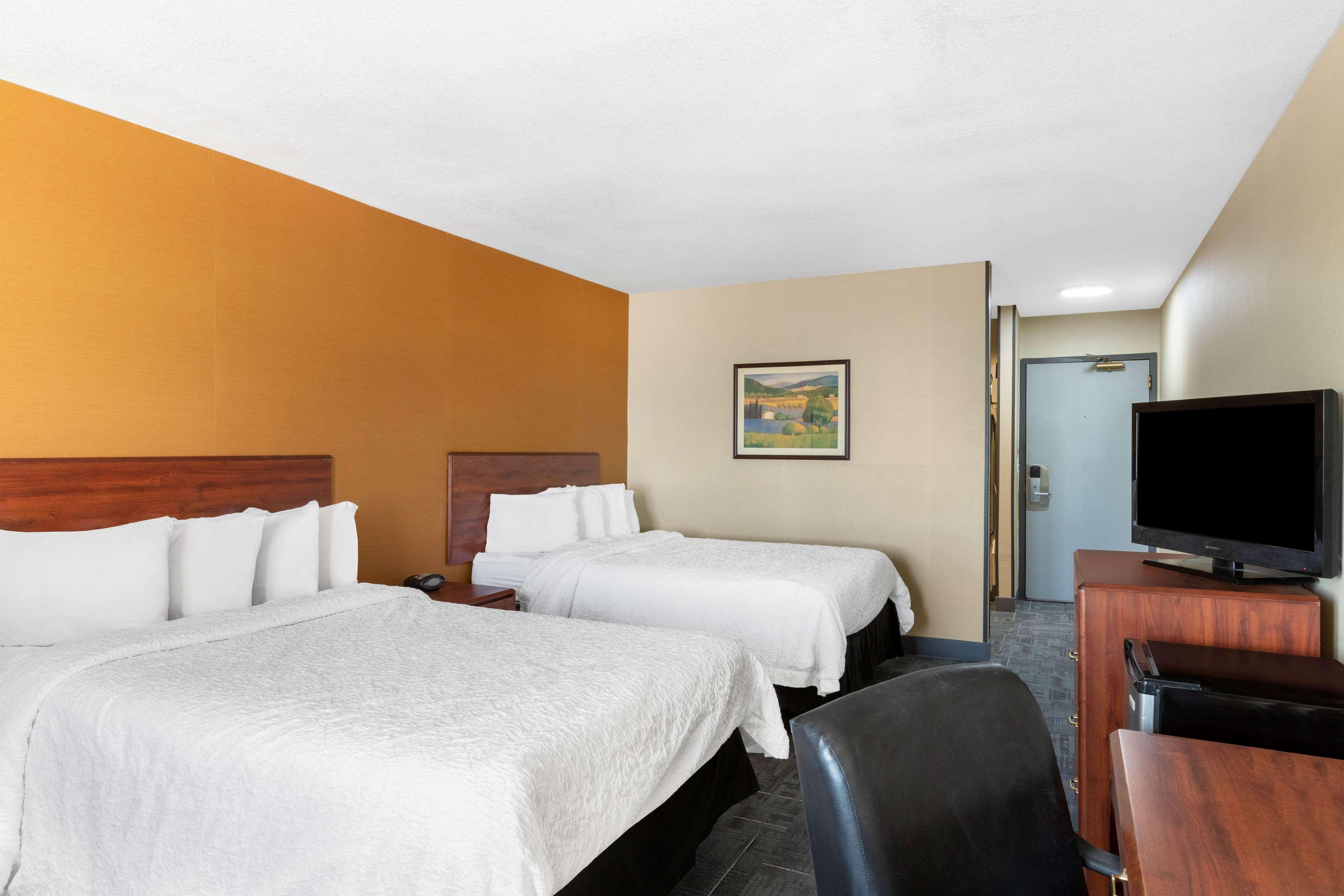ฮาวเวิร์ด จอห์นสัน บาย วินด์แฮม ยิลเลตต์ Hotel ภายนอก รูปภาพ