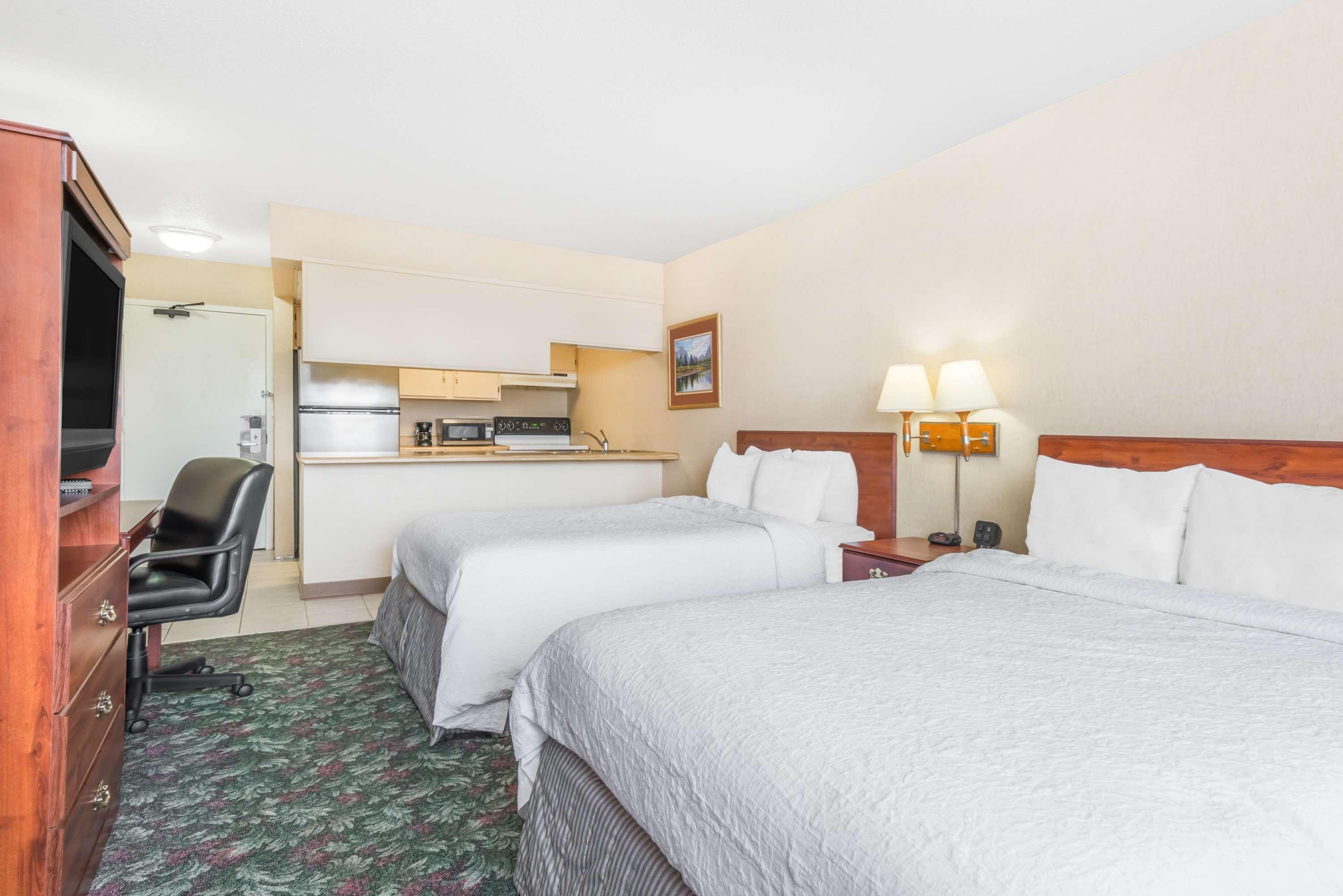 ฮาวเวิร์ด จอห์นสัน บาย วินด์แฮม ยิลเลตต์ Hotel ภายนอก รูปภาพ