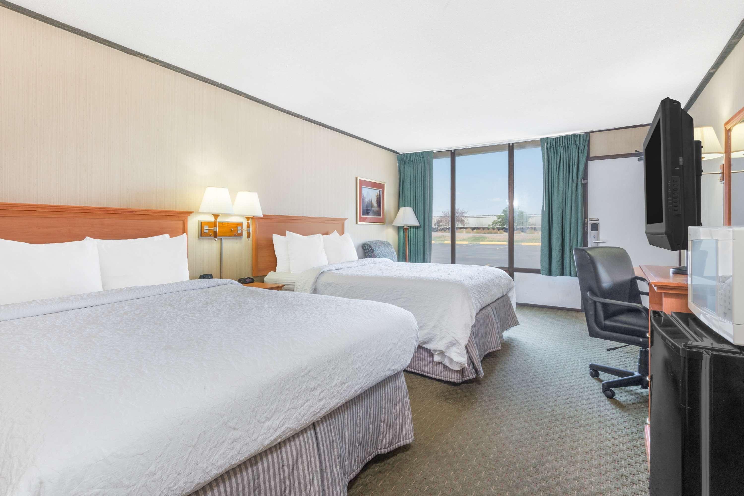 ฮาวเวิร์ด จอห์นสัน บาย วินด์แฮม ยิลเลตต์ Hotel ภายนอก รูปภาพ