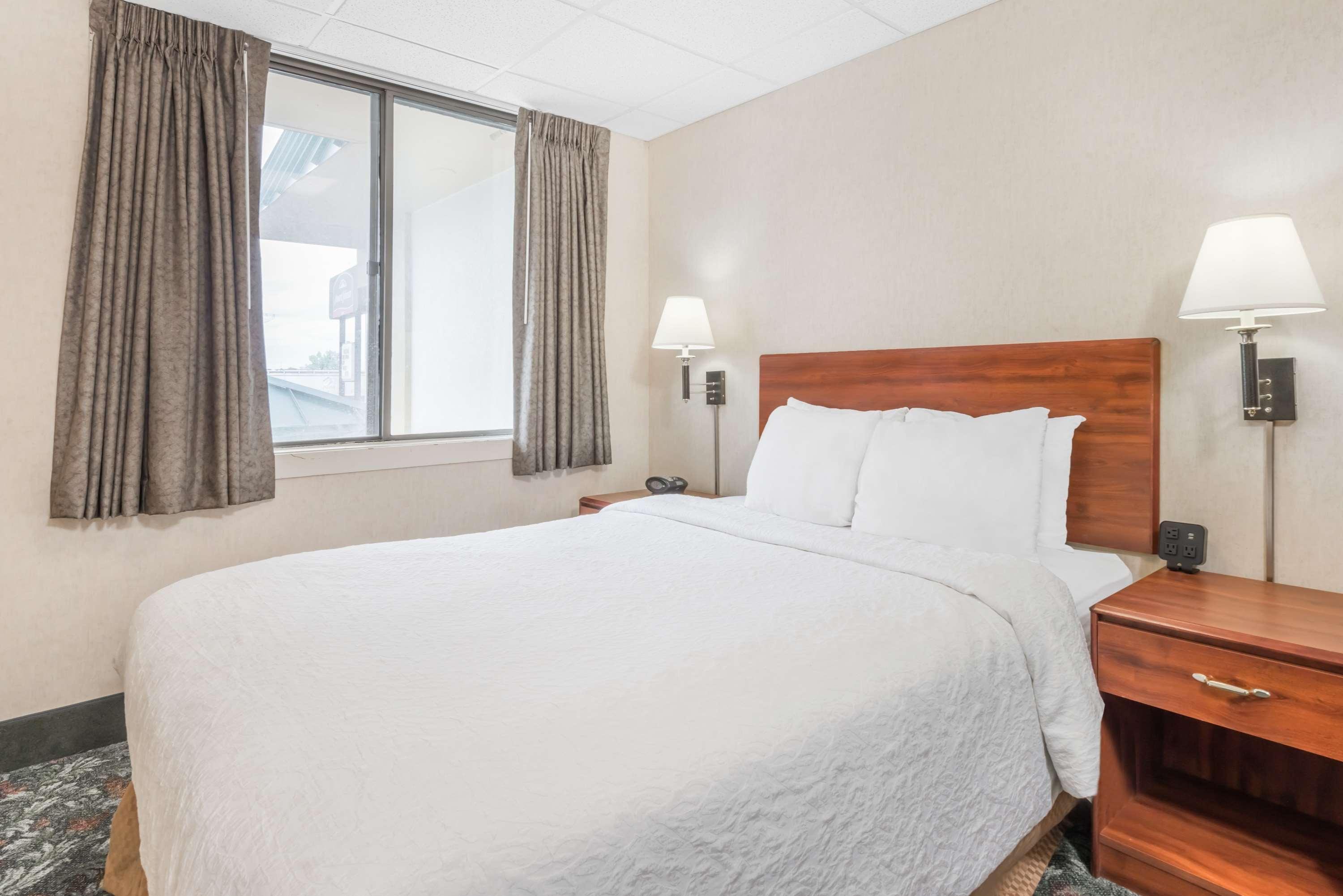 ฮาวเวิร์ด จอห์นสัน บาย วินด์แฮม ยิลเลตต์ Hotel ภายนอก รูปภาพ