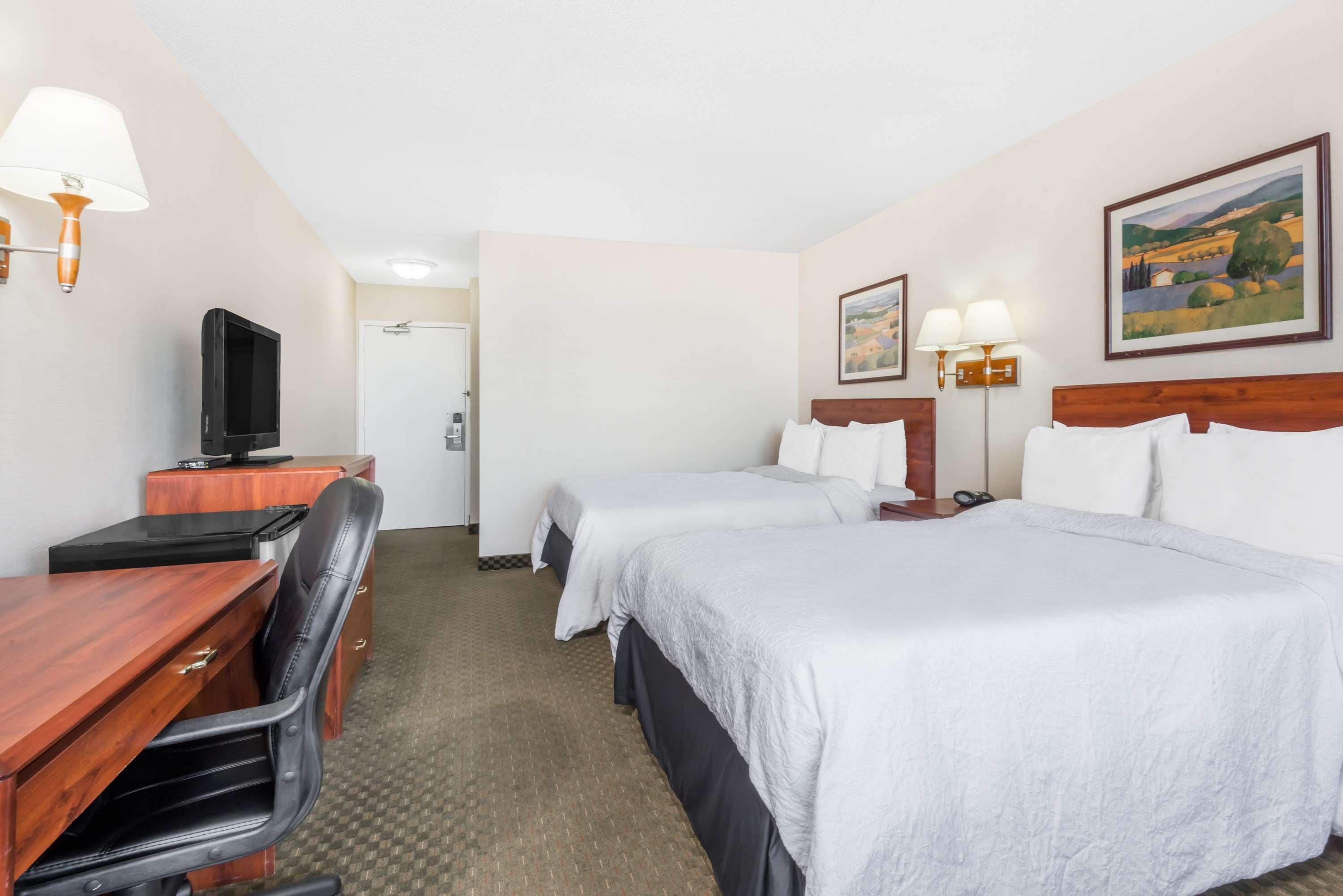 ฮาวเวิร์ด จอห์นสัน บาย วินด์แฮม ยิลเลตต์ Hotel ภายนอก รูปภาพ