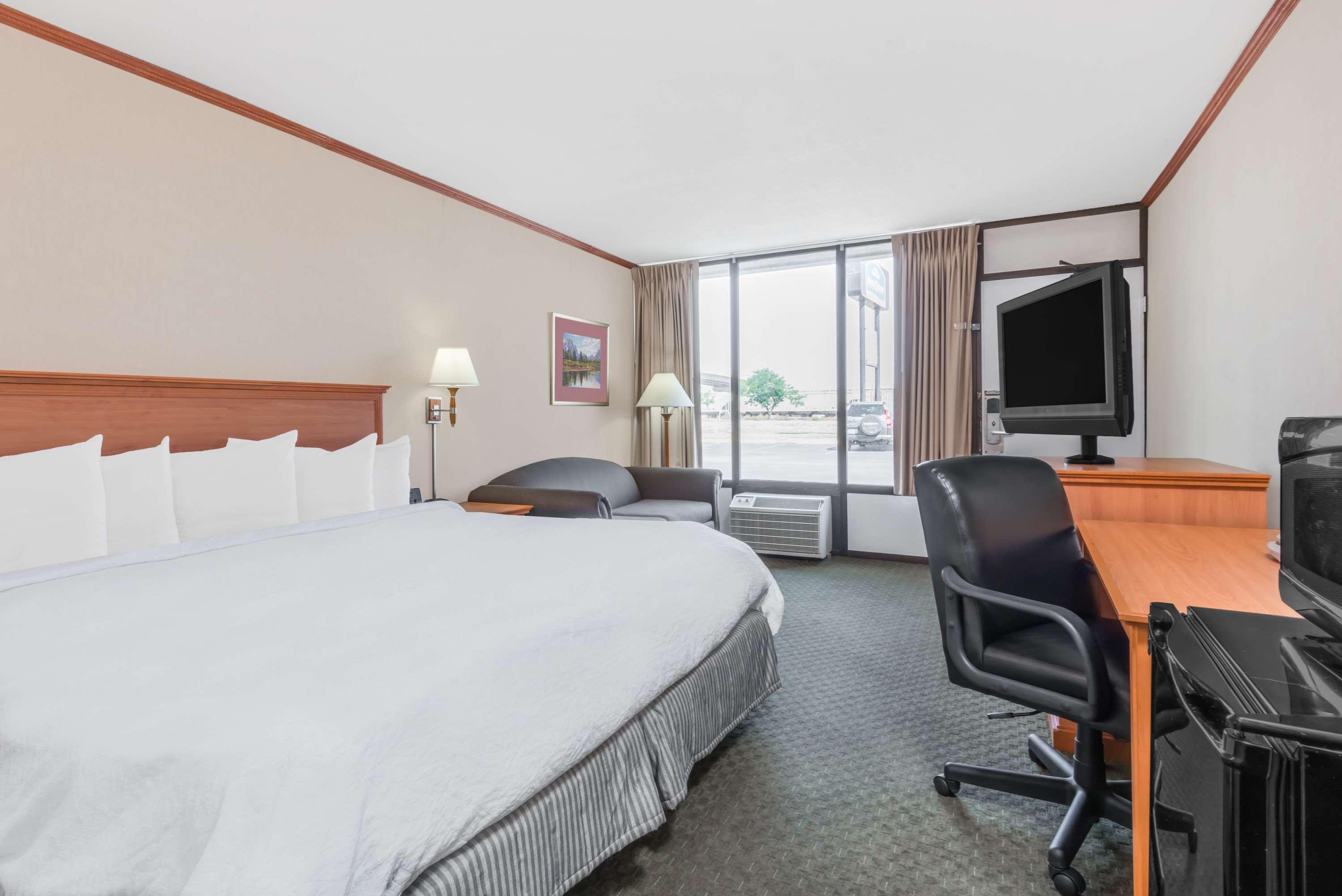 ฮาวเวิร์ด จอห์นสัน บาย วินด์แฮม ยิลเลตต์ Hotel ภายนอก รูปภาพ