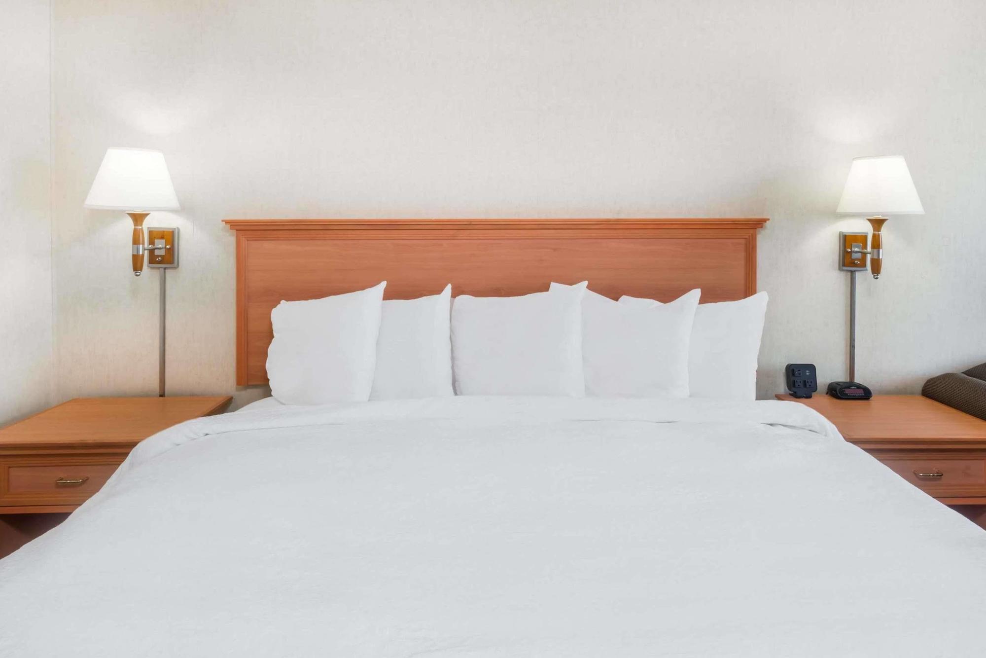 ฮาวเวิร์ด จอห์นสัน บาย วินด์แฮม ยิลเลตต์ Hotel ภายนอก รูปภาพ