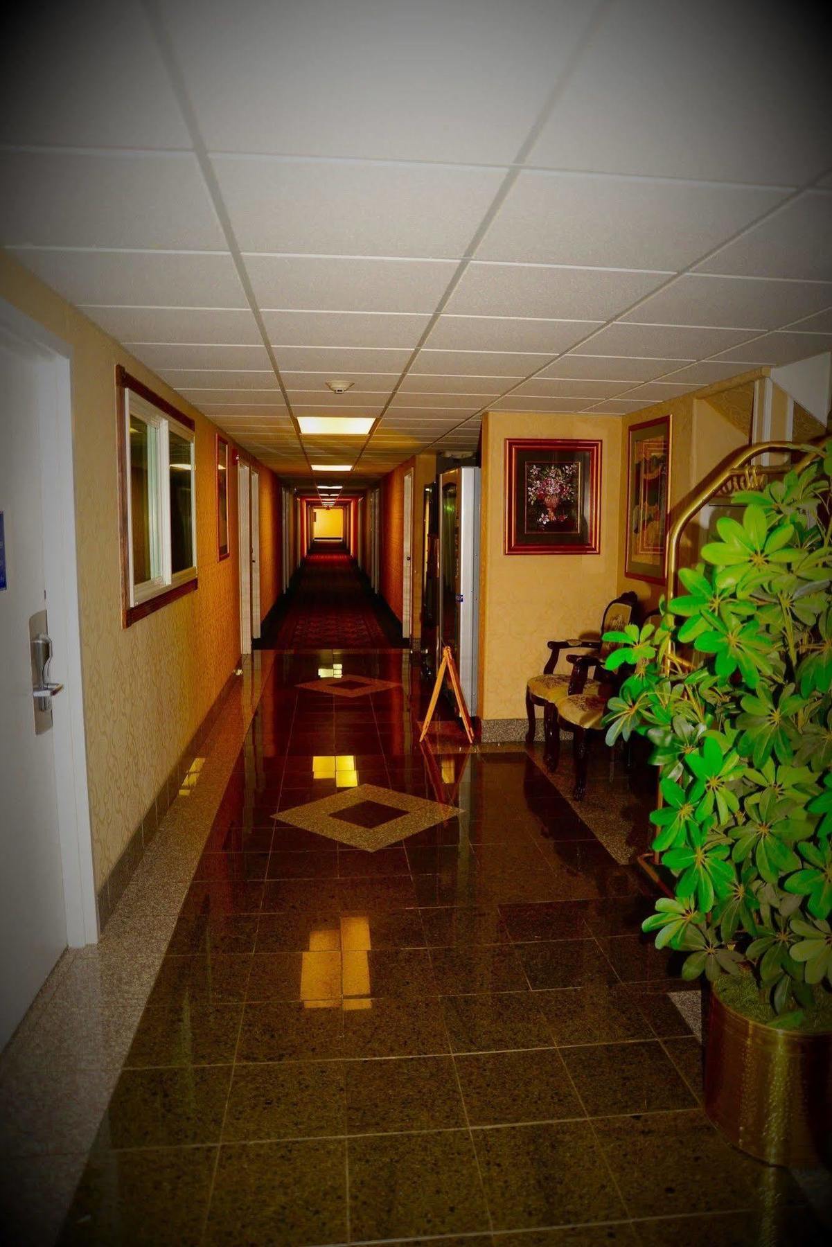 ฮาวเวิร์ด จอห์นสัน บาย วินด์แฮม ยิลเลตต์ Hotel ภายนอก รูปภาพ